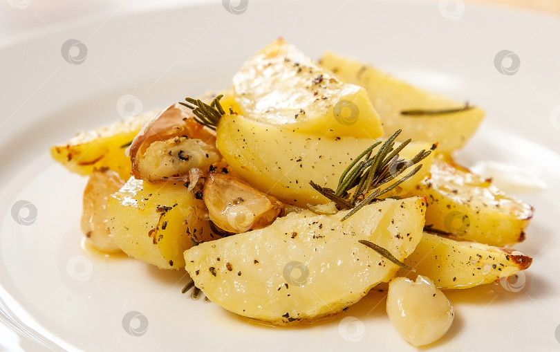 Скачать Картофель с розмарином фотосток Ozero