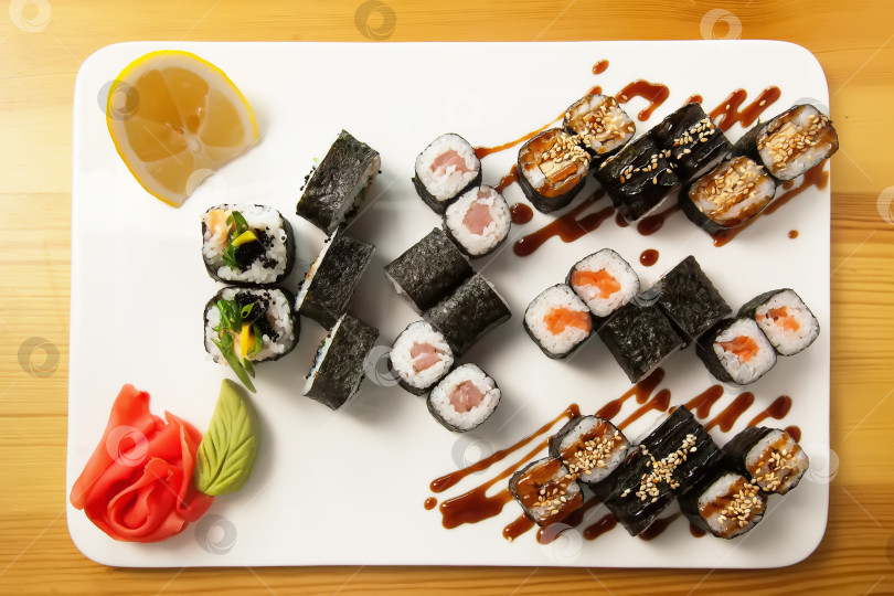 Скачать Роллы, выложенные на блюдо. Популярное японское или корейское блюдо фотосток Ozero