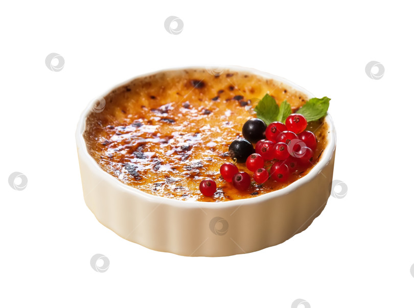 Скачать Десерт крем-брюле с фруктами на белом фоне фотосток Ozero
