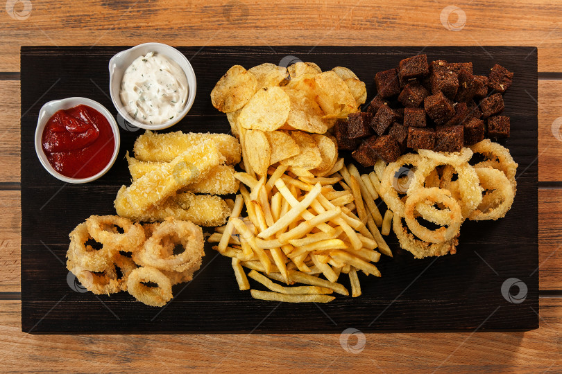 Скачать Закуска к пиву на доске фотосток Ozero