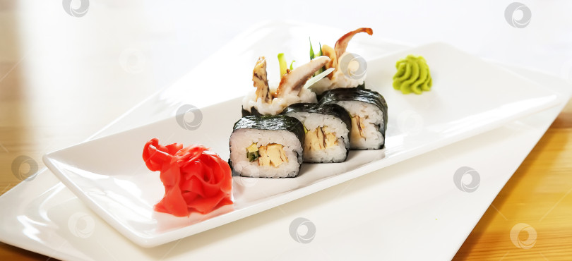 Скачать Роллы, выложенные на блюдо. Популярное японское или корейское блюдо фотосток Ozero