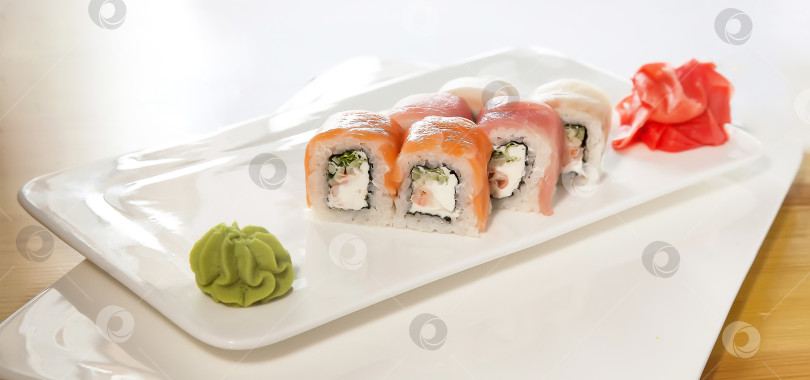 Скачать Роллы, выложенные на блюдо. Популярное японское или корейское блюдо фотосток Ozero