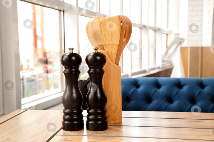 Скачать Мельница для перца на столе фотосток Ozero