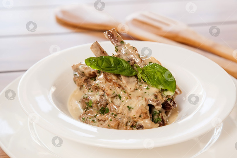 Скачать Баранина с грибами в белом соусе фотосток Ozero