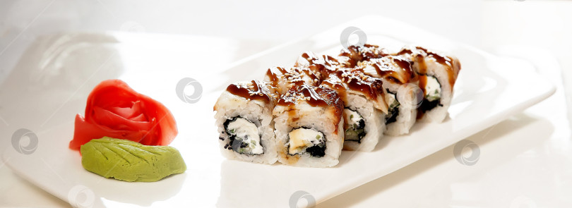 Скачать Роллы, выложенные на блюдо. Популярное японское или корейское блюдо фотосток Ozero