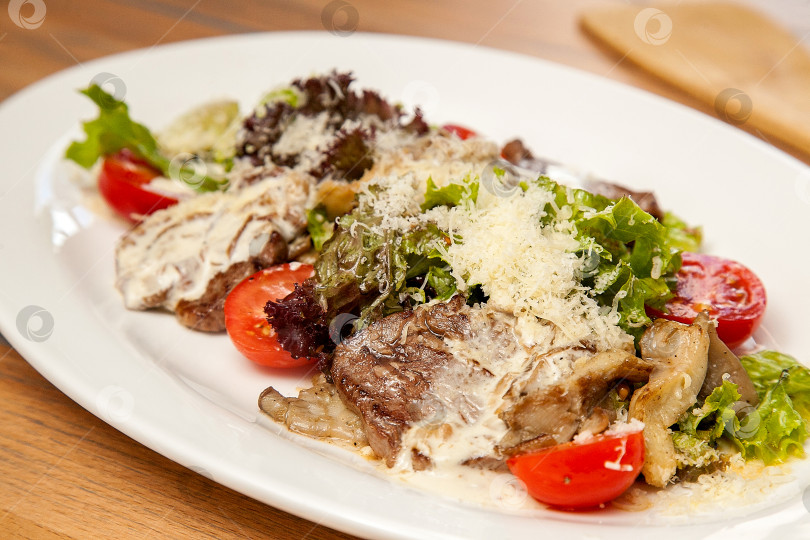 Скачать Мясной салат с овощами фотосток Ozero