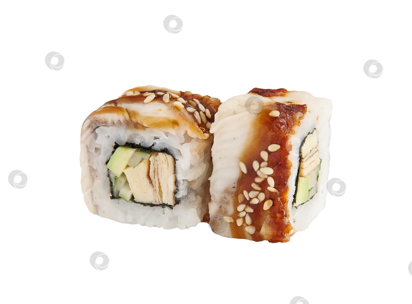 Скачать Ролл с копченым угрем на белом фоне. Популярное японское или корейское блюдо фотосток Ozero