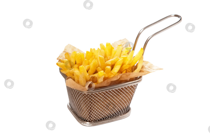 Скачать Картофель фри в корзинке, выделенный на белом фоне фотосток Ozero