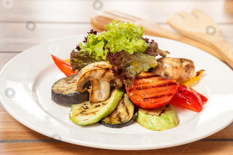 Скачать Овощи-гриль с грибами фотосток Ozero