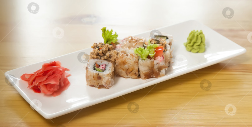 Скачать Роллы, выложенные на блюдо. Популярное японское или корейское блюдо фотосток Ozero