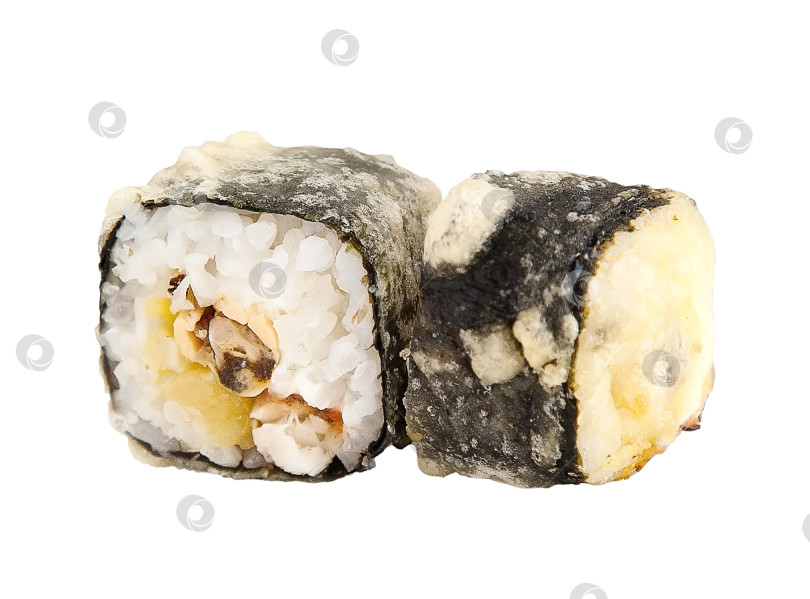 Скачать Горячие роллы на белом фоне. Популярное японское или корейское блюдо фотосток Ozero