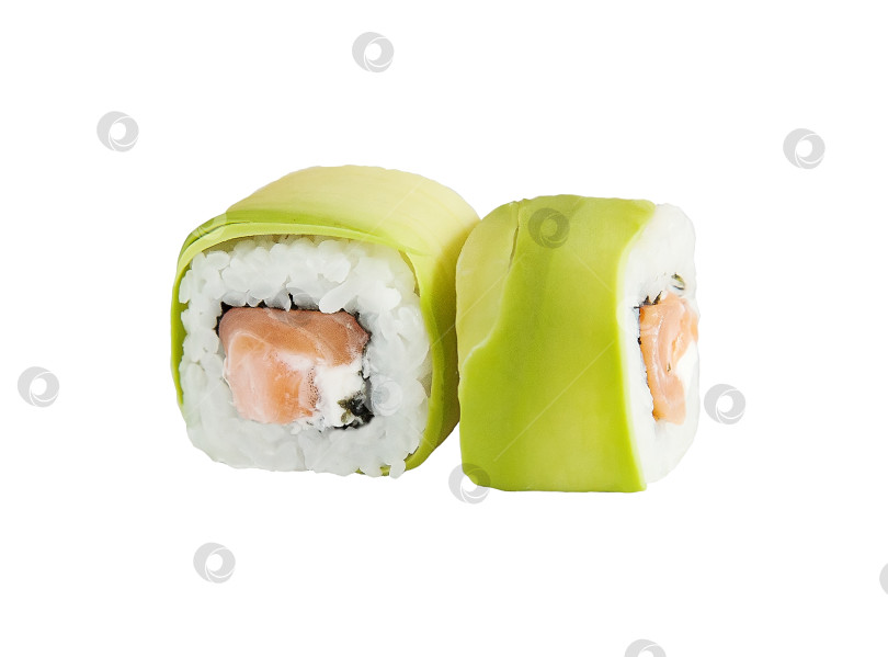 Скачать Рулет с авокадо на белом фоне. Популярное японское или корейское блюдо фотосток Ozero