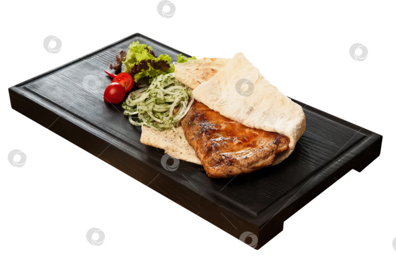 Скачать Свиные ребрышки гриль с овощами на деревянной доске. Европейская кухня. фотосток Ozero