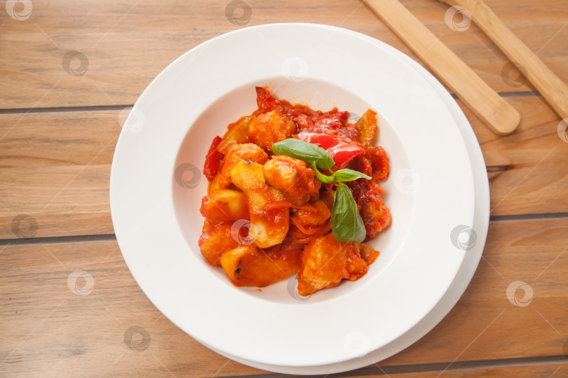 Скачать Свинина с яблоками и красным соусом фотосток Ozero