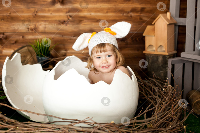Скачать Маленькая девочка в костюме кролика фотосток Ozero