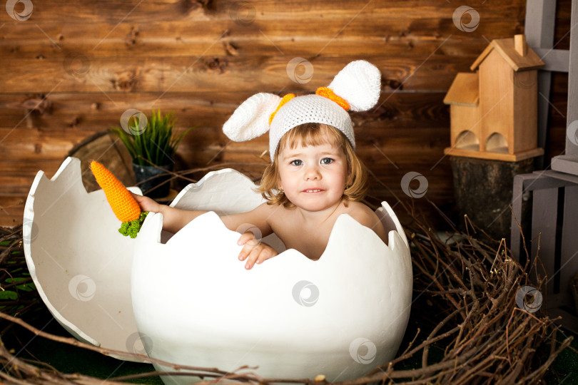 Скачать Маленькая девочка в костюме кролика фотосток Ozero