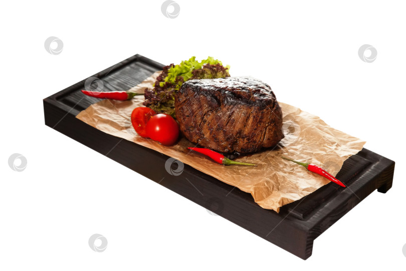 Скачать Стейк из телятины на гриле с овощами на белом фоне фотосток Ozero