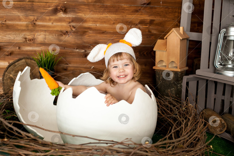 Скачать Маленькая девочка в костюме кролика фотосток Ozero