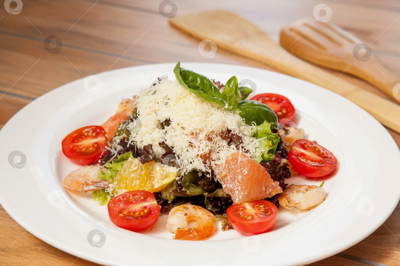 Скачать Салат с креветками и цитрусовыми фотосток Ozero