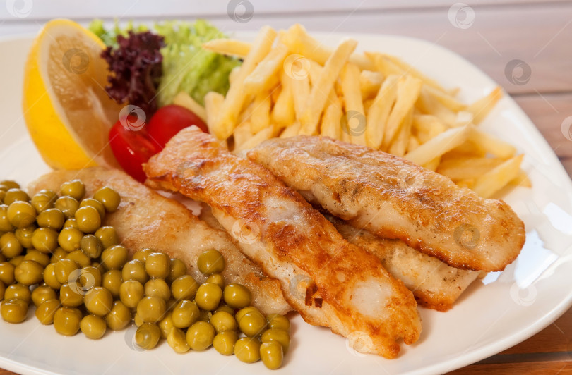 Скачать Жареная рыба с овощами фотосток Ozero