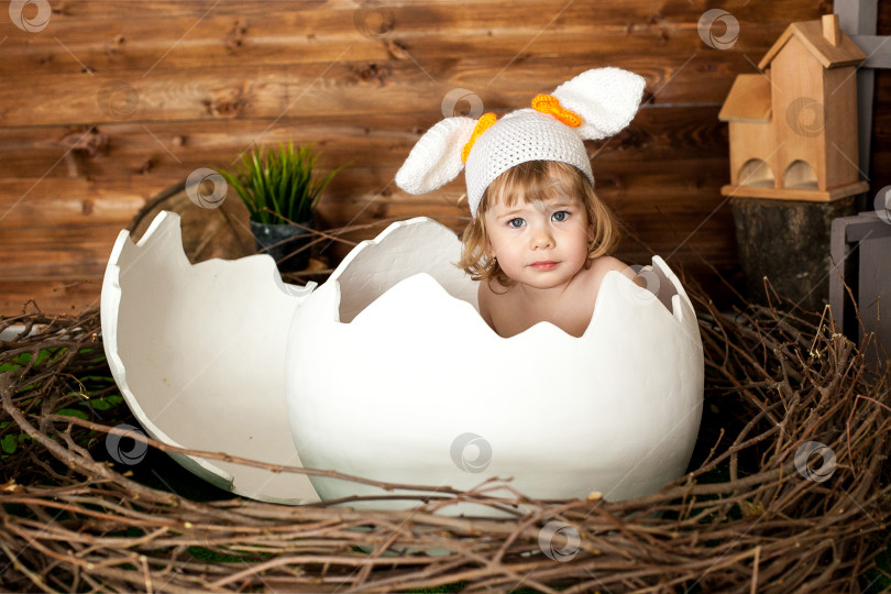 Скачать Маленькая девочка в костюме кролика фотосток Ozero