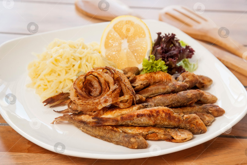 Скачать Жареная рыба с овощами фотосток Ozero
