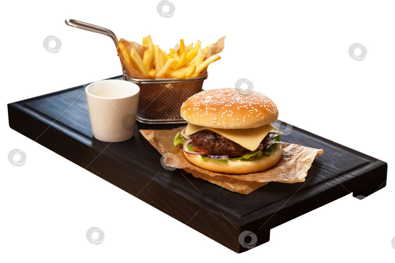 Скачать Гамбургер и картофель фри на белом фоне фотосток Ozero