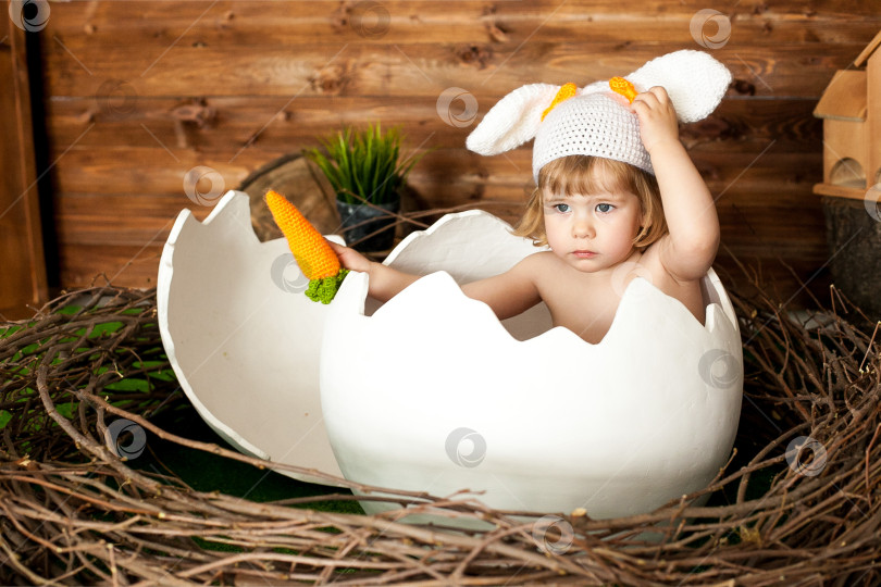 Скачать Маленькая девочка в костюме кролика фотосток Ozero