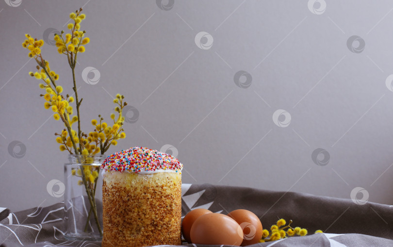 Скачать счастливой пасхи. Пасхальный кулич, ветка мимозы и яйца на холщовой салфетке. фотосток Ozero