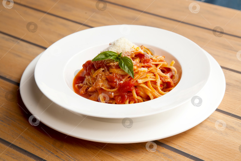 Скачать Паста с томатным соусом и сыром фотосток Ozero