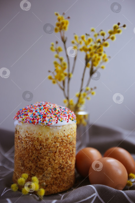 Скачать счастливой пасхи. Пасхальный кулич, ветка мимозы и яйца на холщовой салфетке. фотосток Ozero