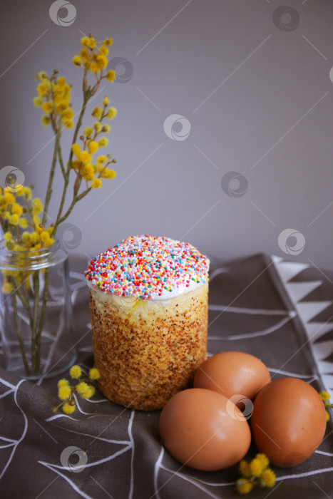 Скачать счастливой пасхи. Пасхальный кулич, ветка мимозы и яйца на холщовой салфетке. фотосток Ozero