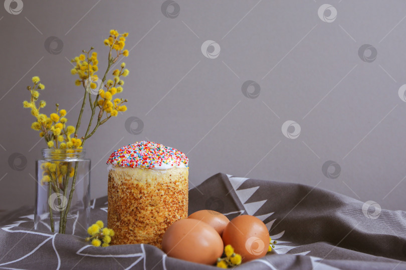 Скачать счастливой пасхи. Пасхальный кулич, ветка мимозы и яйца на холщовой салфетке. фотосток Ozero