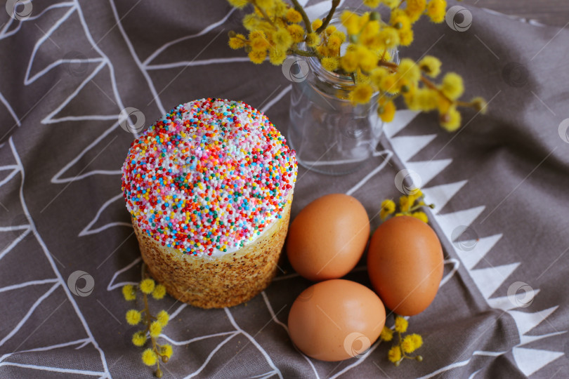 Скачать счастливой пасхи. Пасхальный кулич, ветка мимозы и яйца на холщовой салфетке. фотосток Ozero
