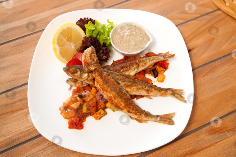 Скачать Жареная рыба с овощами фотосток Ozero