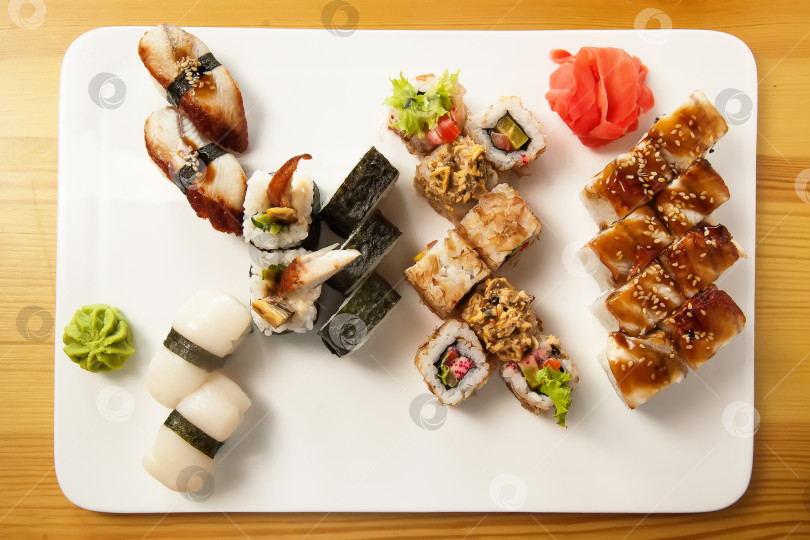 Скачать Роллы, выложенные на блюдо. Популярное японское или корейское блюдо фотосток Ozero