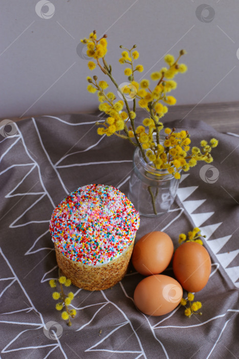 Скачать счастливой пасхи. Пасхальный кулич, ветка мимозы и яйца на холщовой салфетке. фотосток Ozero