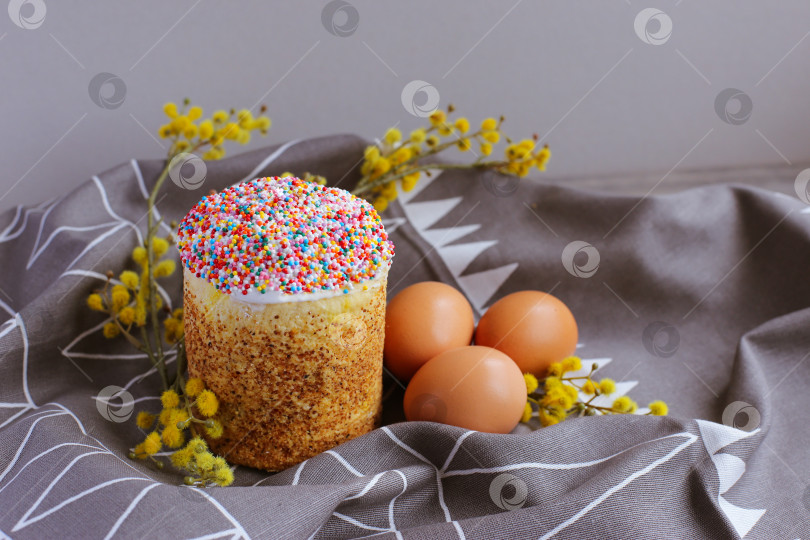 Скачать счастливой пасхи. Пасхальный кулич, ветка мимозы и яйца на холщовой салфетке. фотосток Ozero