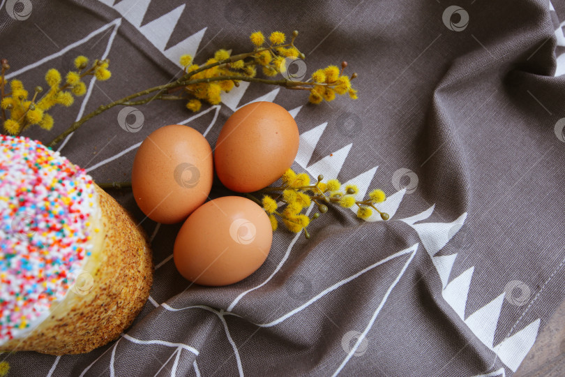 Скачать счастливой пасхи. Пасхальный кулич, ветка мимозы и яйца на холщовой салфетке. фотосток Ozero