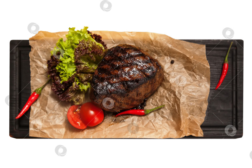 Скачать Стейк из телятины на гриле с овощами на белом фоне фотосток Ozero
