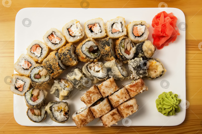 Скачать Роллы, выложенные на блюдо. Популярное японское или корейское блюдо фотосток Ozero