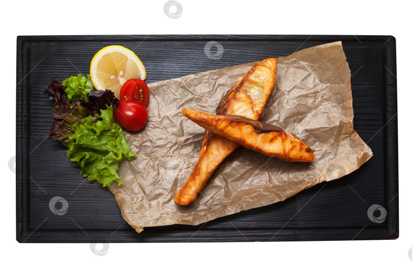 Скачать Стейк из форели на гриле с овощами на деревянной доске. Европейская кухня. фотосток Ozero