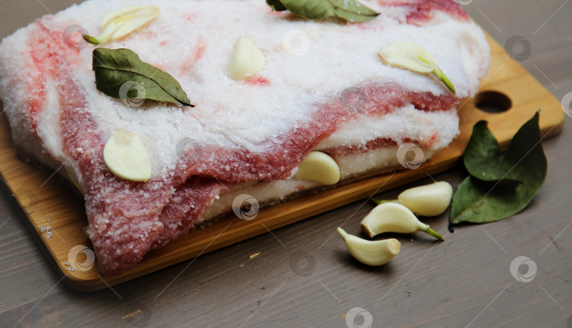 Скачать Кусочек свиного сала с чесноком. Домашняя кухня. фотосток Ozero