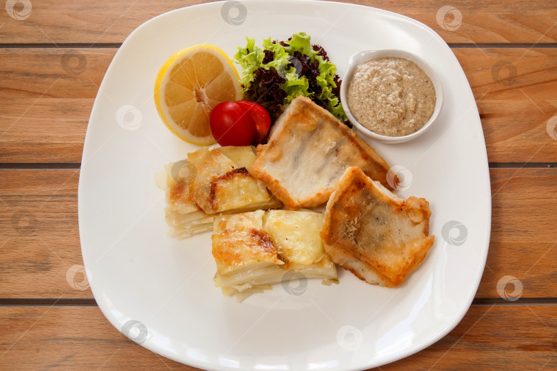 Скачать Жареная рыба с овощами фотосток Ozero