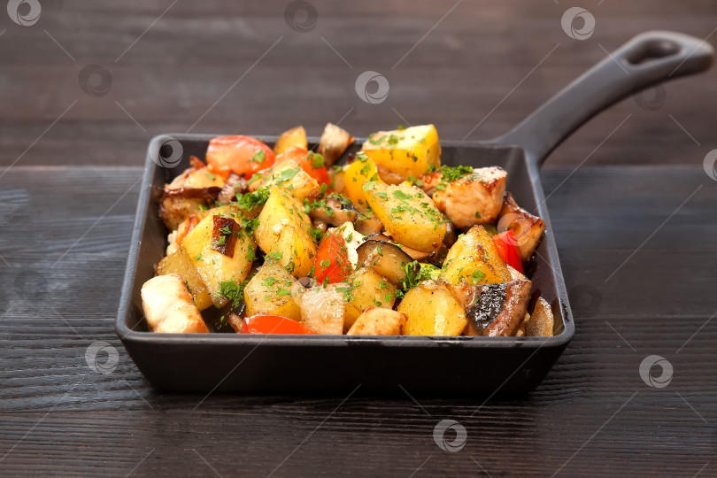 Скачать Овощи с грибами на сковороде фотосток Ozero