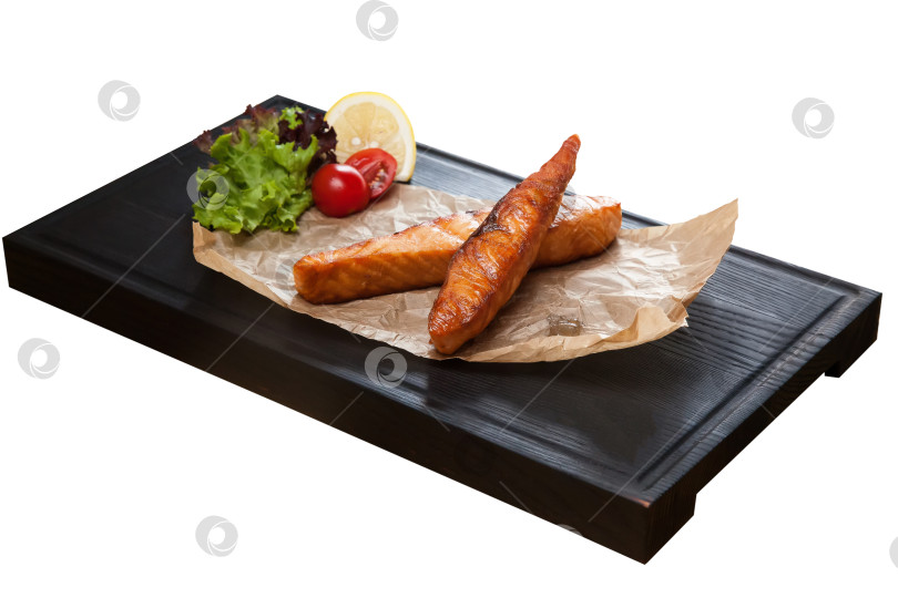 Скачать Стейк из лосося на гриле с овощами на белом фоне фотосток Ozero