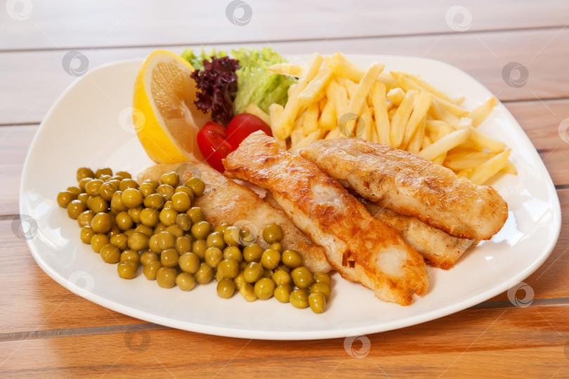 Скачать Жареная рыба с овощами фотосток Ozero