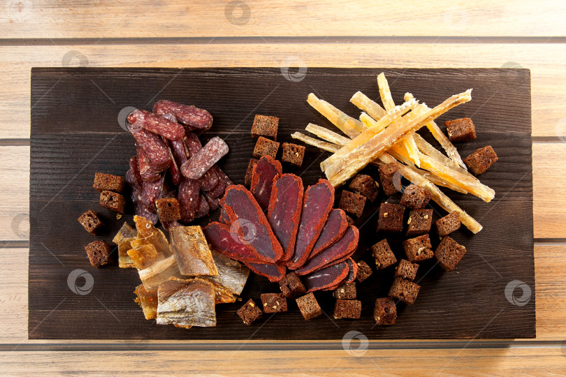 Скачать Закуска к пиву на доске фотосток Ozero