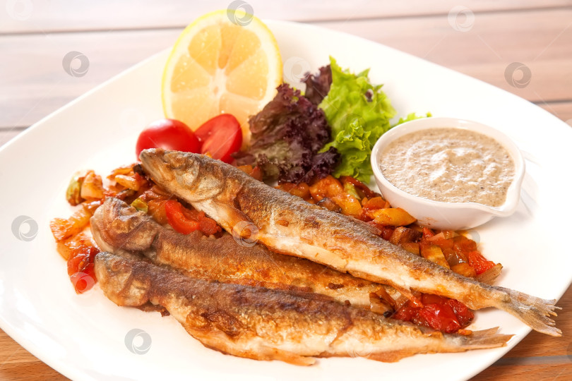 Скачать Жареная рыба с овощами фотосток Ozero