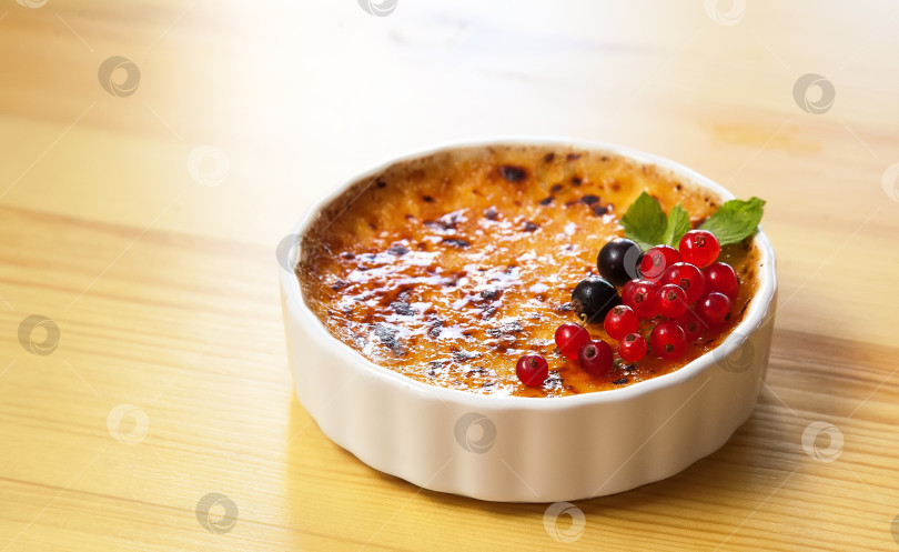 Скачать Десерт крем-брюле со смородиной. Европейская кухня. фотосток Ozero